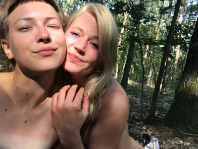 Isabella & Ida: Love in the Woods