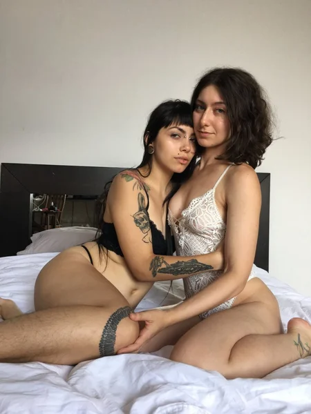 Intimate Moments with Fox & Sloan Image 1