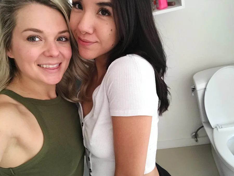 Intimate Moments mit Caireen & Mirah Image 1