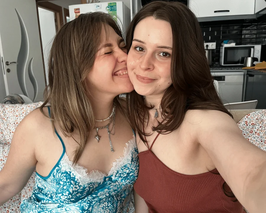 Science Of Flirting - Selvaggia & Daniela Image 1