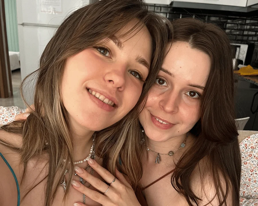 Science Of Flirting - Selvaggia & Daniela Image 2